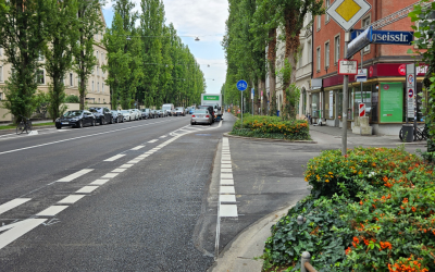 Lindwurmstraße: Protected Bike Lane